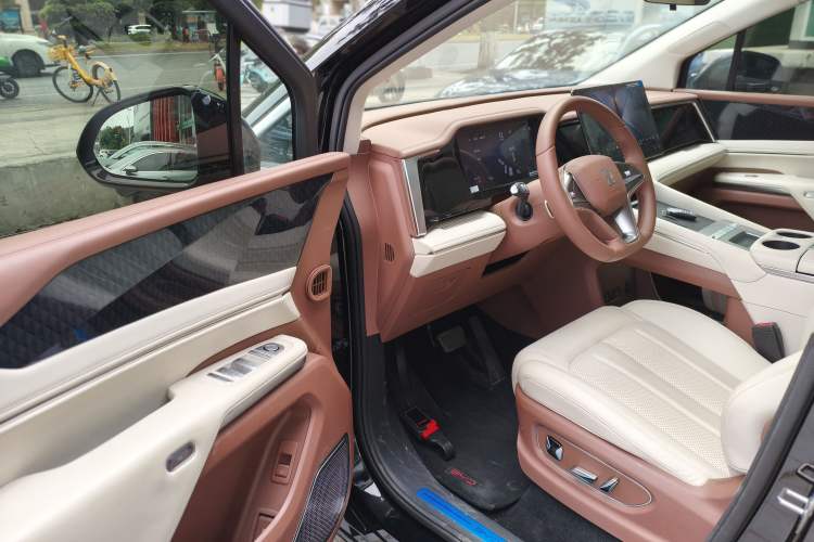 Used BYD Xia 2025 DM-i 1.5T 180km Beyond Edition Driver Seat