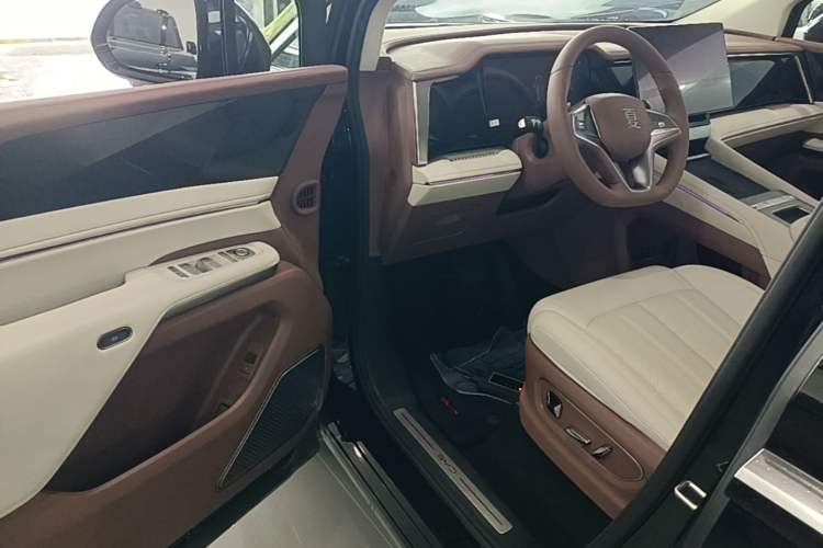 Used BYD Xia 2025 DM-i 1.5T 180km Beyond Edition Driver Seat