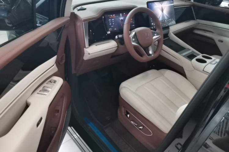 Used BYD Xia 2025 DM-i 1.5T 180km Beyond Edition Driver Seat
