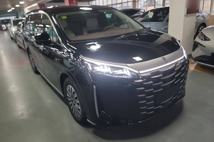 Used BYD Xia 2025 DM-i 1.5T 180km Beyond Edition Front Right 45 Deg