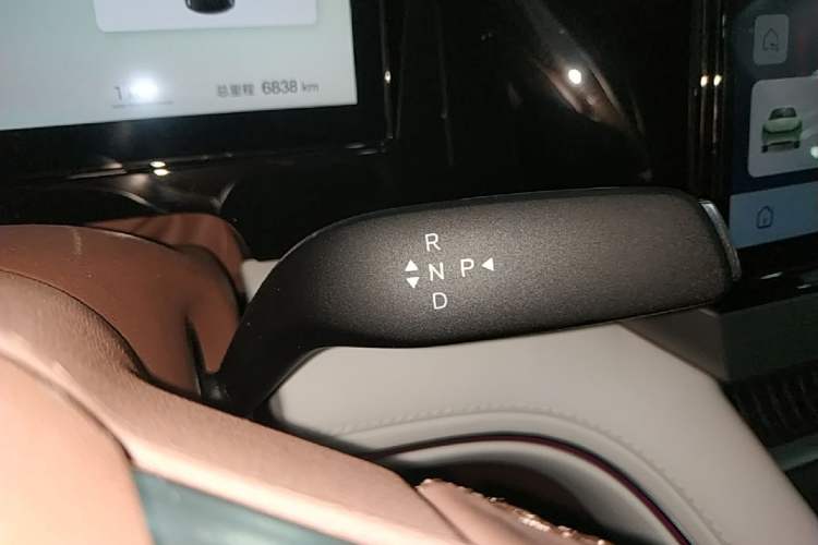 Used BYD Xia 2025 DM-i 1.5T 180km Beyond Edition Gear Lever
