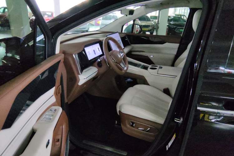 Used BYD Xia 2025 DM-i 1.5T 180km Beyond Edition Interior 3