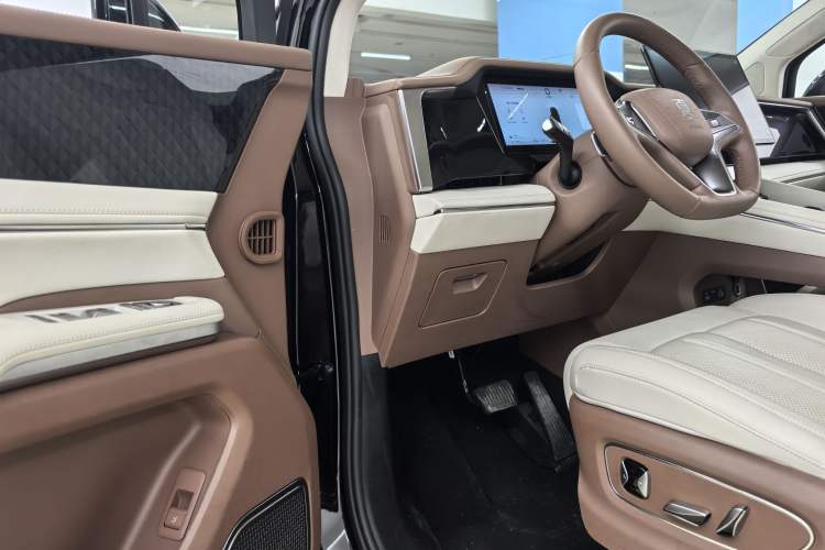 Used BYD Xia 2025 DM-i 1.5T 180km Excellence Model Interior 4