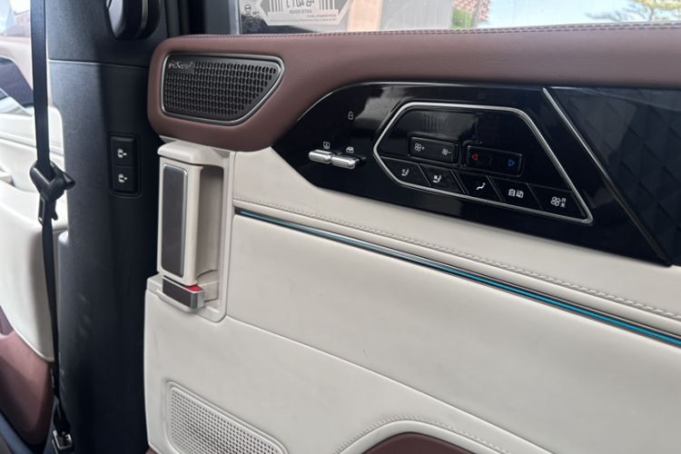 Used BYD Xia 2025 DM-i 1.5T 180km Excellence Model Interior 6