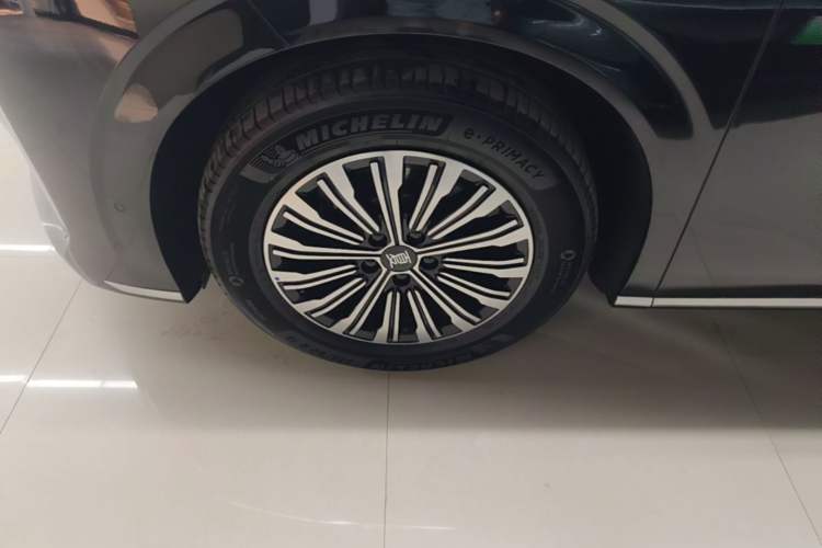 Used BYD Xia 2025 DM-i 1.5T 180km Beyond Edition Left Front Wheel Hub