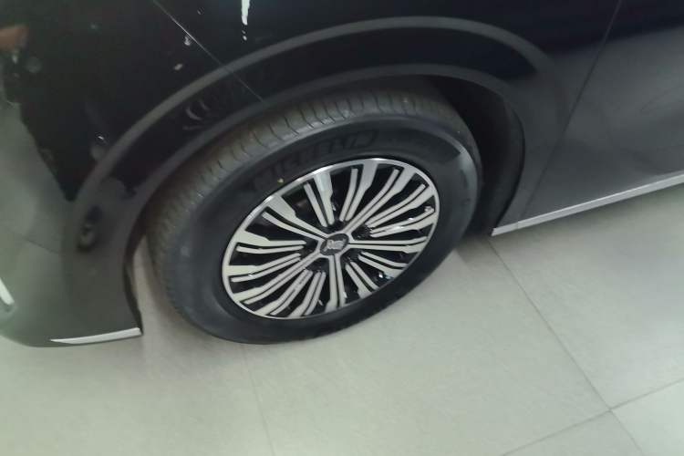 Used BYD Xia 2025 DM-i 1.5T 180km Beyond Edition Left Front Wheel Hub
