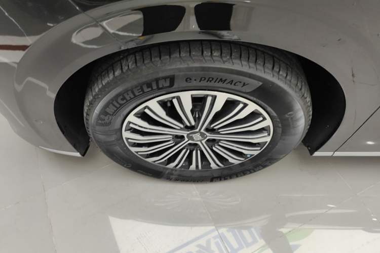 Used BYD Xia 2025 DM-i 1.5T 180km Excellence Model Left Front Wheel Hub
