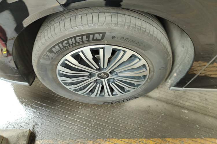 Used BYD Xia 2025 DM-i 1.5T 180km Excellence Model Left Front Wheel Hub