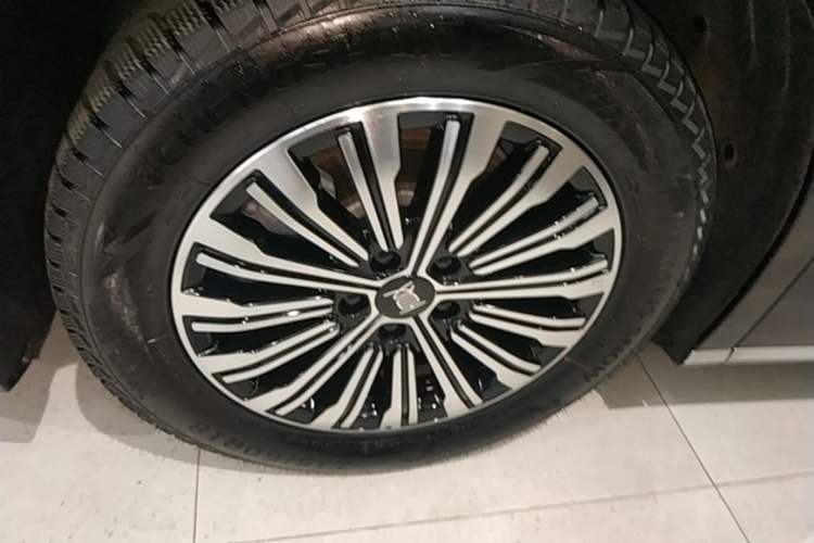 Used BYD Xia 2025 DM-i 1.5T 180km Excellence Model Left Front Wheel Hub