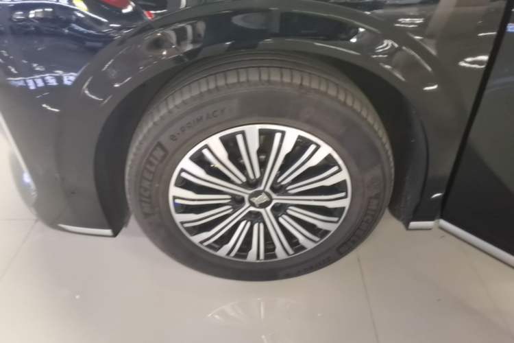 Used BYD Xia 2025 DM-i 1.5T 180km Beyond Edition Left Front Wheel Hub