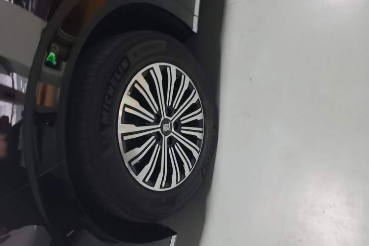 Used BYD Xia 2025 DM-i 1.5T 180km Beyond Edition Left Front Wheel Hub
