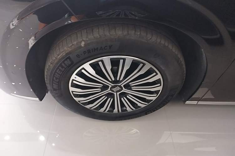 Used BYD Xia 2025 DM-i 1.5T 180km Excellence Model Left Front Wheel Hub