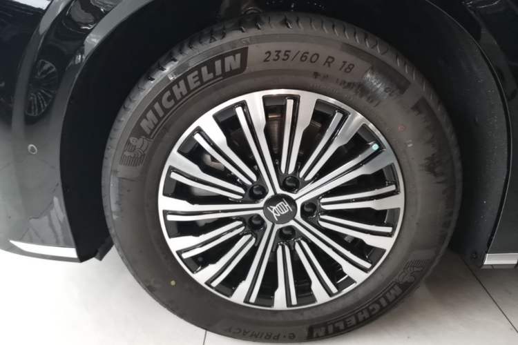 Used BYD Xia 2025 DM-i 1.5T 180km Beyond Edition Left Front Wheel Hub
