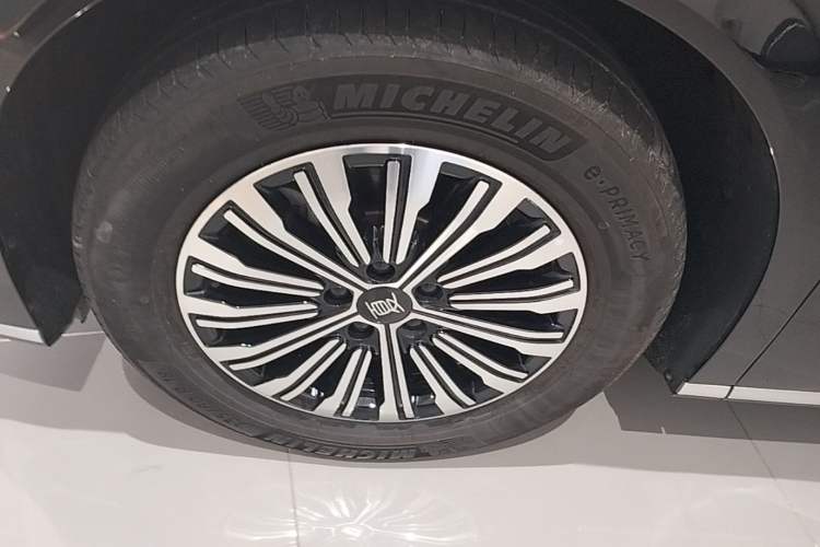 Used BYD Xia 2025 DM-i 1.5T 180km Excellence Model Left Front Wheel Hub