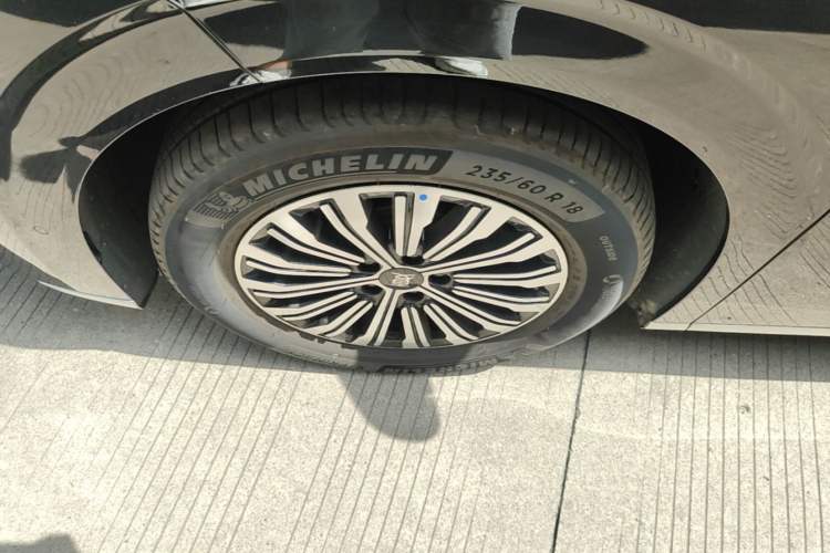 Used BYD Xia 2025 DM-i 1.5T 180km Excellence Model Left Front Wheel Hub
