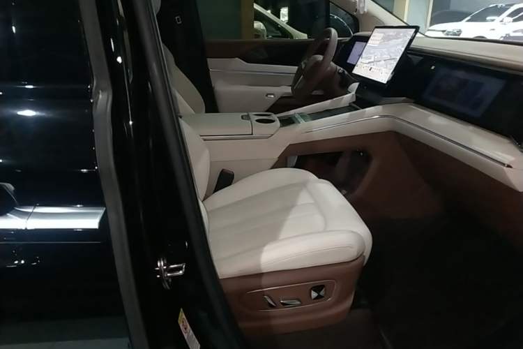 Used BYD Xia 2025 DM-i 1.5T 180km Excellence Model Right Front Seat