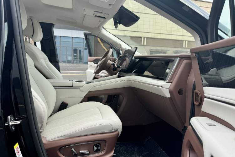 Used BYD Xia 2025 DM-i 1.5T 100km Supreme Edition Right Front Seat