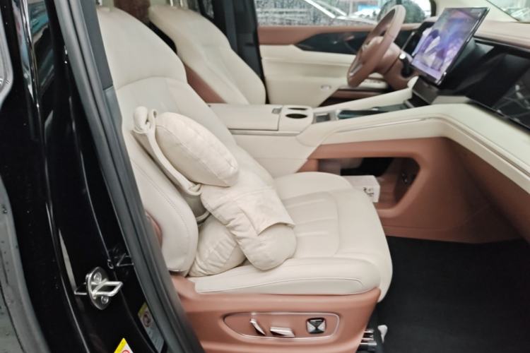 Used BYD Xia 2025 DM-i 1.5T 180km Beyond Edition Right Front Seat
