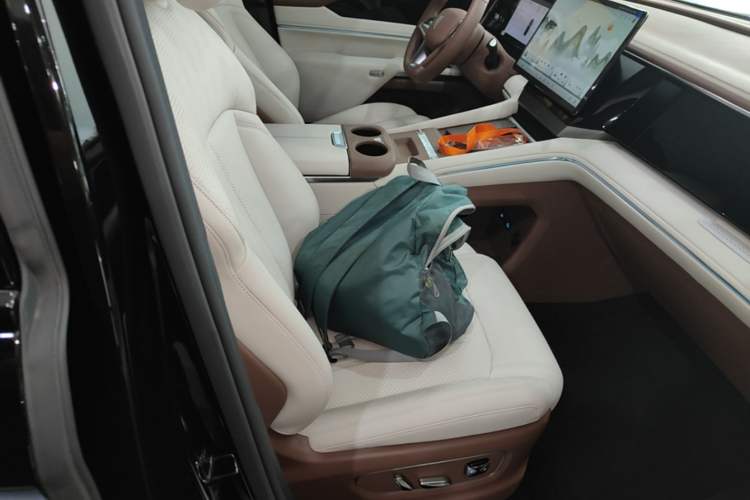 Used BYD Xia 2025 DM-i 1.5T 100km Supreme Edition Right Front Seat