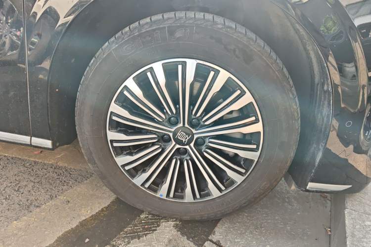 Used BYD Xia 2025 DM-i 1.5T 180km Excellence Model Right Front Wheel Hub
