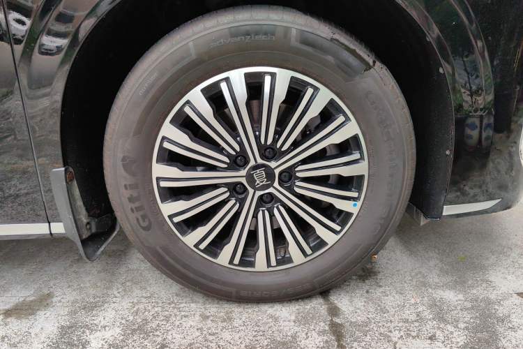 Used BYD Xia 2025 DM-i 1.5T 100km Supreme Edition Right Front Wheel Hub