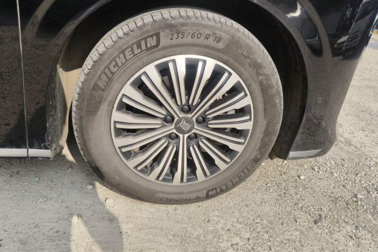 Used BYD Xia 2025 DM-i 1.5T 180km Excellence Model Right Front Wheel Hub