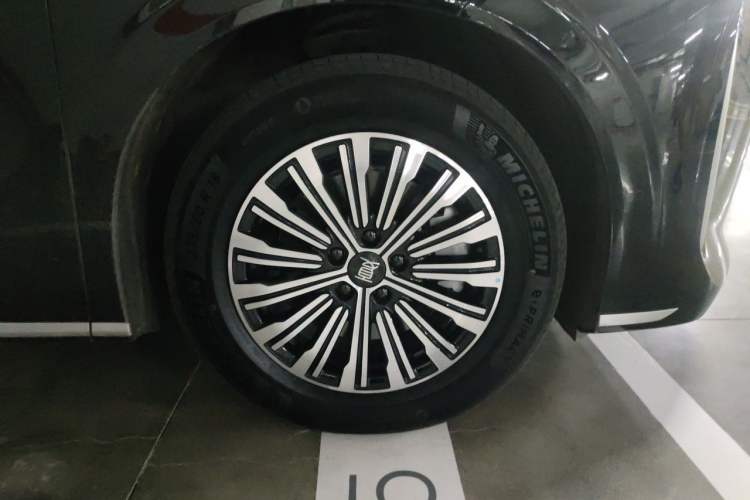 Used BYD Xia 2025 DM-i 1.5T 180km Excellence Model Right Front Wheel Hub