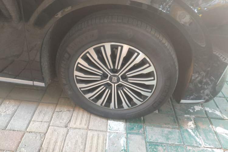 Used BYD Xia 2025 DM-i 1.5T 180km Excellence Model Right Front Wheel Hub