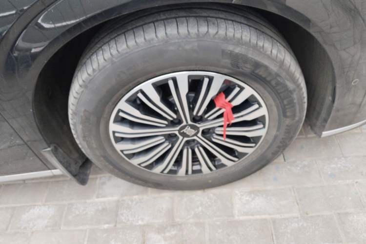 Used BYD Xia 2025 DM-i 1.5T 180km Excellence Model Right Front Wheel Hub