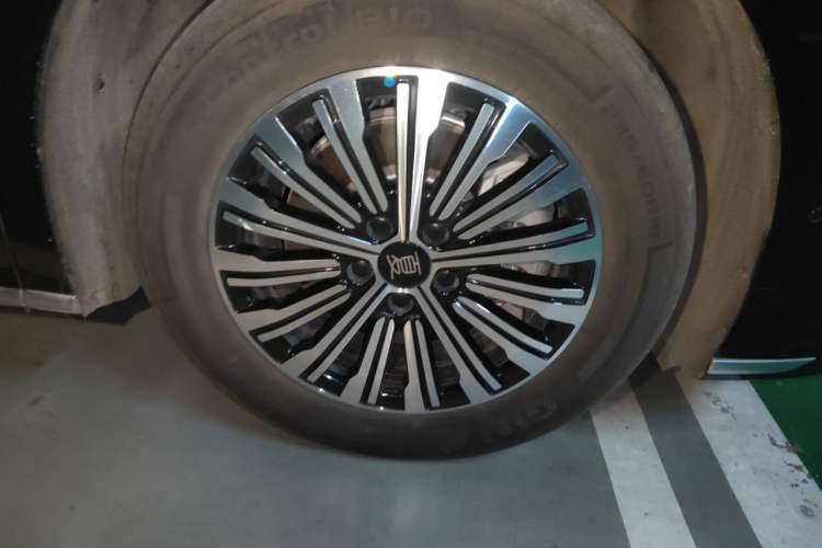 Used BYD Xia 2025 DM-i 1.5T 100km Supreme Edition Right Front Wheel Hub