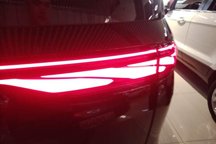 Used BYD Xia 2025 DM-i 1.5T 180km Excellence Model Right Rear Taillight