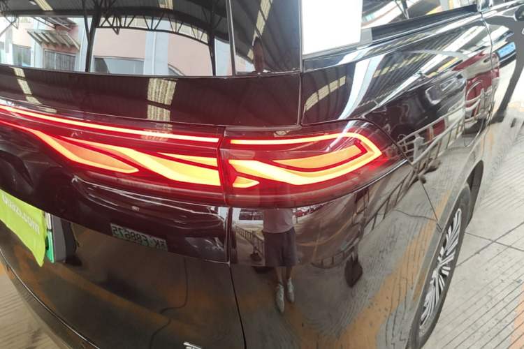 Used BYD Xia 2025 DM-i 1.5T 180km Excellence Model Right Rear Taillight
