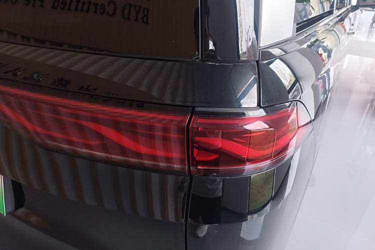 Used BYD Xia 2025 DM-i 1.5T 180km Excellence Model Right Rear Taillight