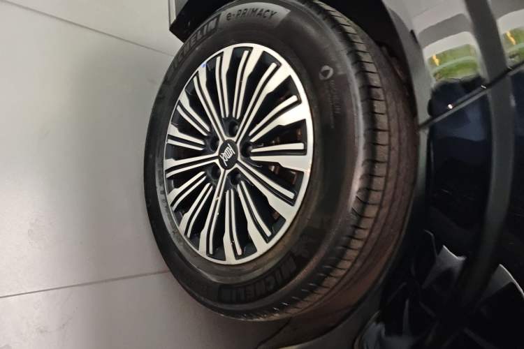 Used BYD Xia 2025 DM-i 1.5T 180km Beyond Edition Right Rear Wheel Hub
