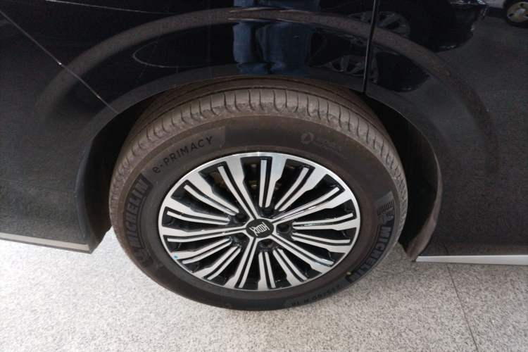 Used BYD Xia 2025 DM-i 1.5T 180km Beyond Edition Right Rear Wheel Hub