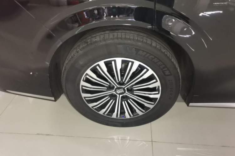 Used BYD Xia 2025 DM-i 1.5T 180km Beyond Edition Right Rear Wheel Hub