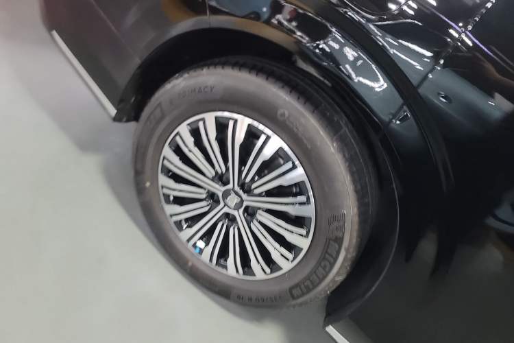 Used BYD Xia 2025 DM-i 1.5T 180km Beyond Edition Right Rear Wheel Hub