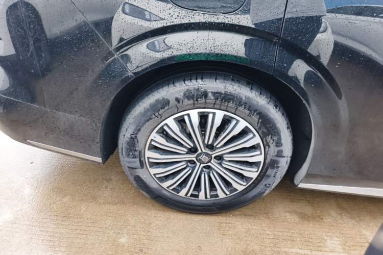 Used BYD Xia 2025 DM-i 1.5T 180km Beyond Edition Right Rear Wheel Hub