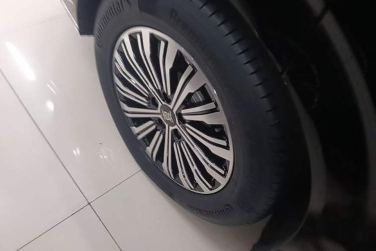 Used BYD Xia 2025 DM-i 1.5T 180km Excellence Model Right Rear Wheel Hub