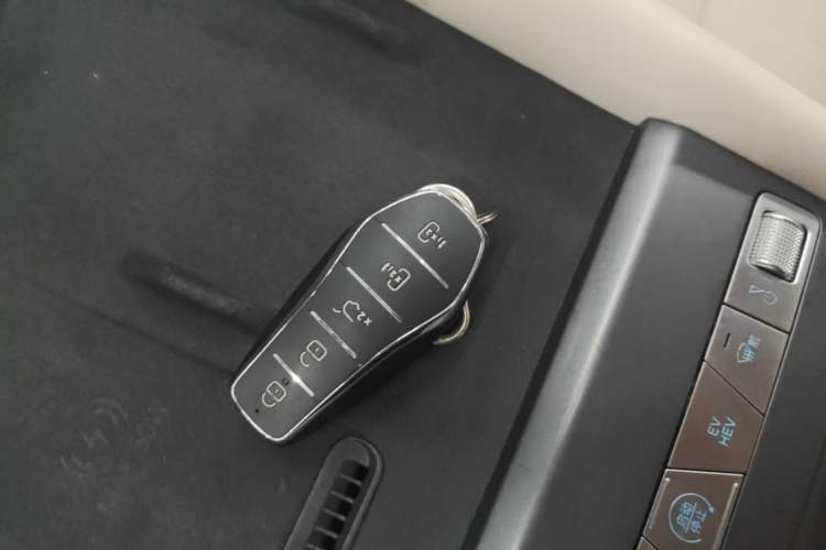 Used BYD Xia 2025 DM-i 1.5T 180km Beyond Edition Vehicle Key