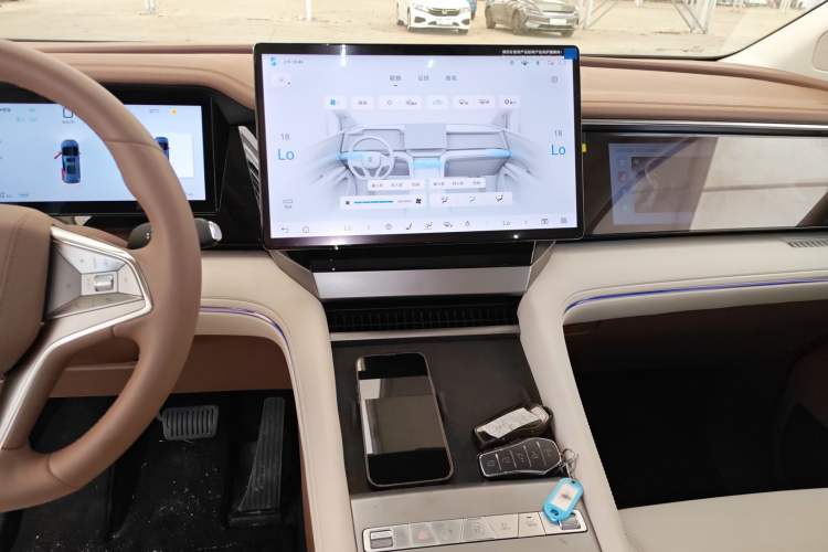 Used BYD Xia 2025 DM-i 1.5T 180km Excellence Model Audio And AC Panel