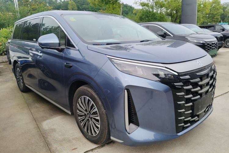 Used BYD Xia 2025 DM-i 1.5T 180km Beyond Edition Front Right 45 Deg