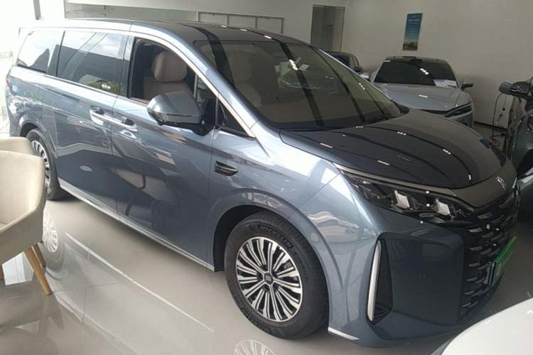Used BYD Xia 2025 DM-i 1.5T 180km Excellence Model Front Right 45 Deg