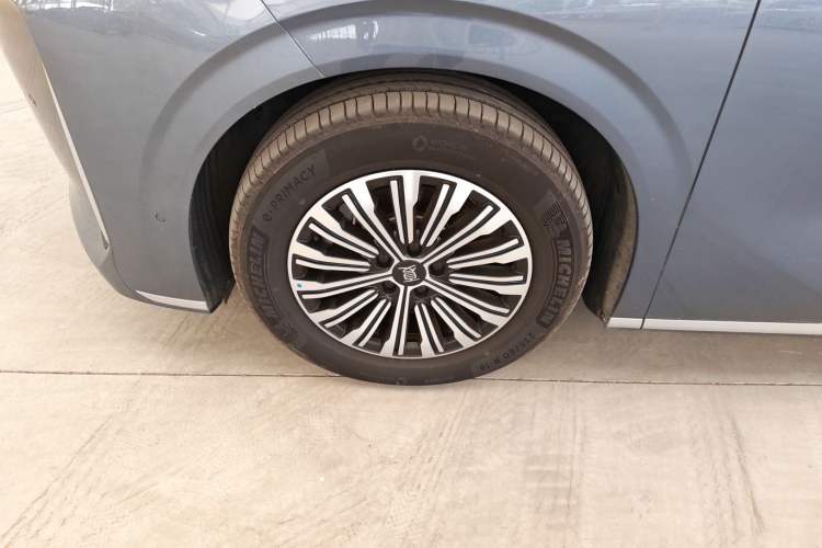 Used BYD Xia 2025 DM-i 1.5T 180km Excellence Model Left Front Wheel Hub