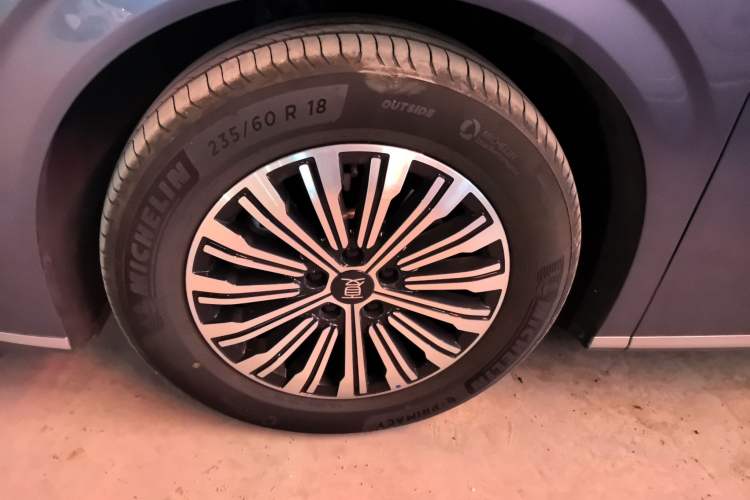 Used BYD Xia 2025 DM-i 1.5T 180km Excellence Model Left Front Wheel Hub