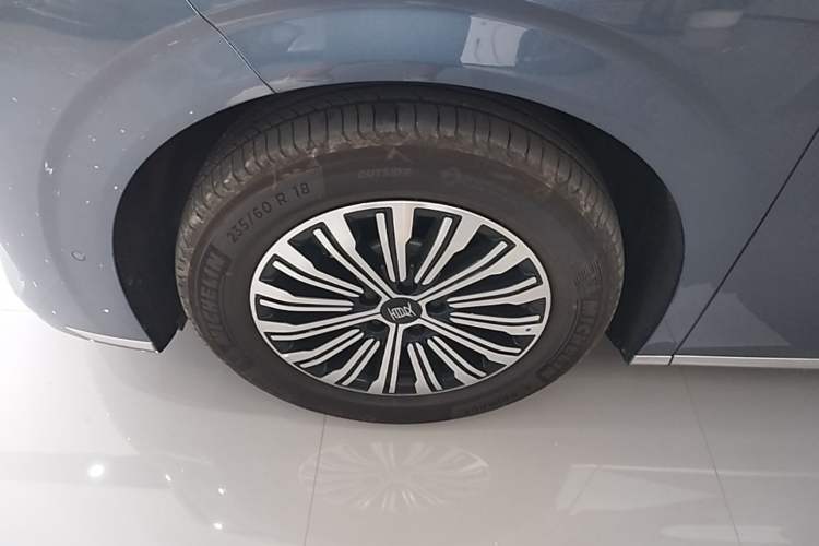 Used BYD Xia 2025 DM-i 1.5T 180km Excellence Model Left Front Wheel Hub