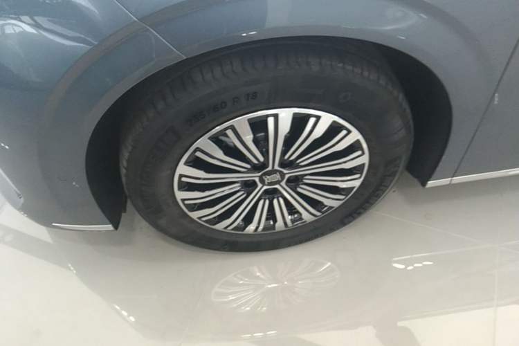 Used BYD Xia 2025 DM-i 1.5T 180km Excellence Model Left Front Wheel Hub