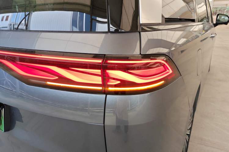 Used BYD Xia 2025 DM-i 1.5T 180km Excellence Model Right Rear Taillight