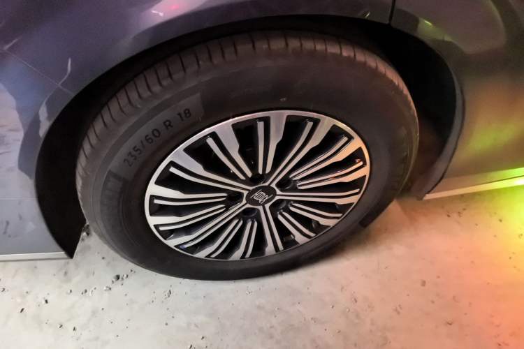 Used BYD Xia 2025 DM-i 1.5T 180km Excellence Model Right Rear Wheel Hub