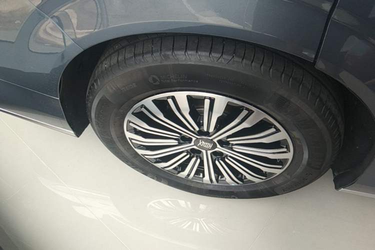 Used BYD Xia 2025 DM-i 1.5T 180km Excellence Model Right Rear Wheel Hub
